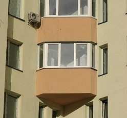 Угловой балкон остекленный пластиковыми окнами